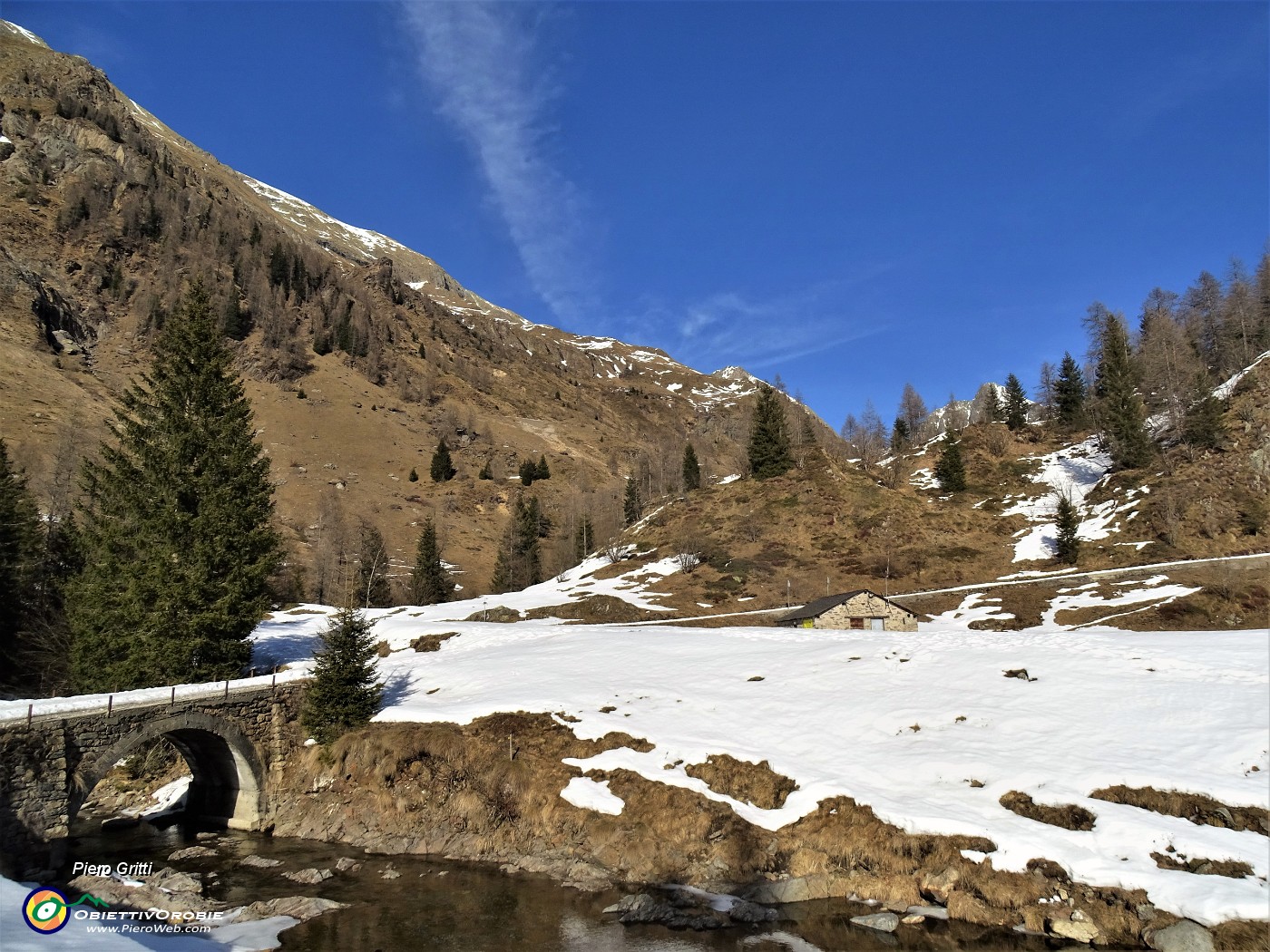 67 Il torrente lievemente  carico dell'acqua del disgelo .JPG